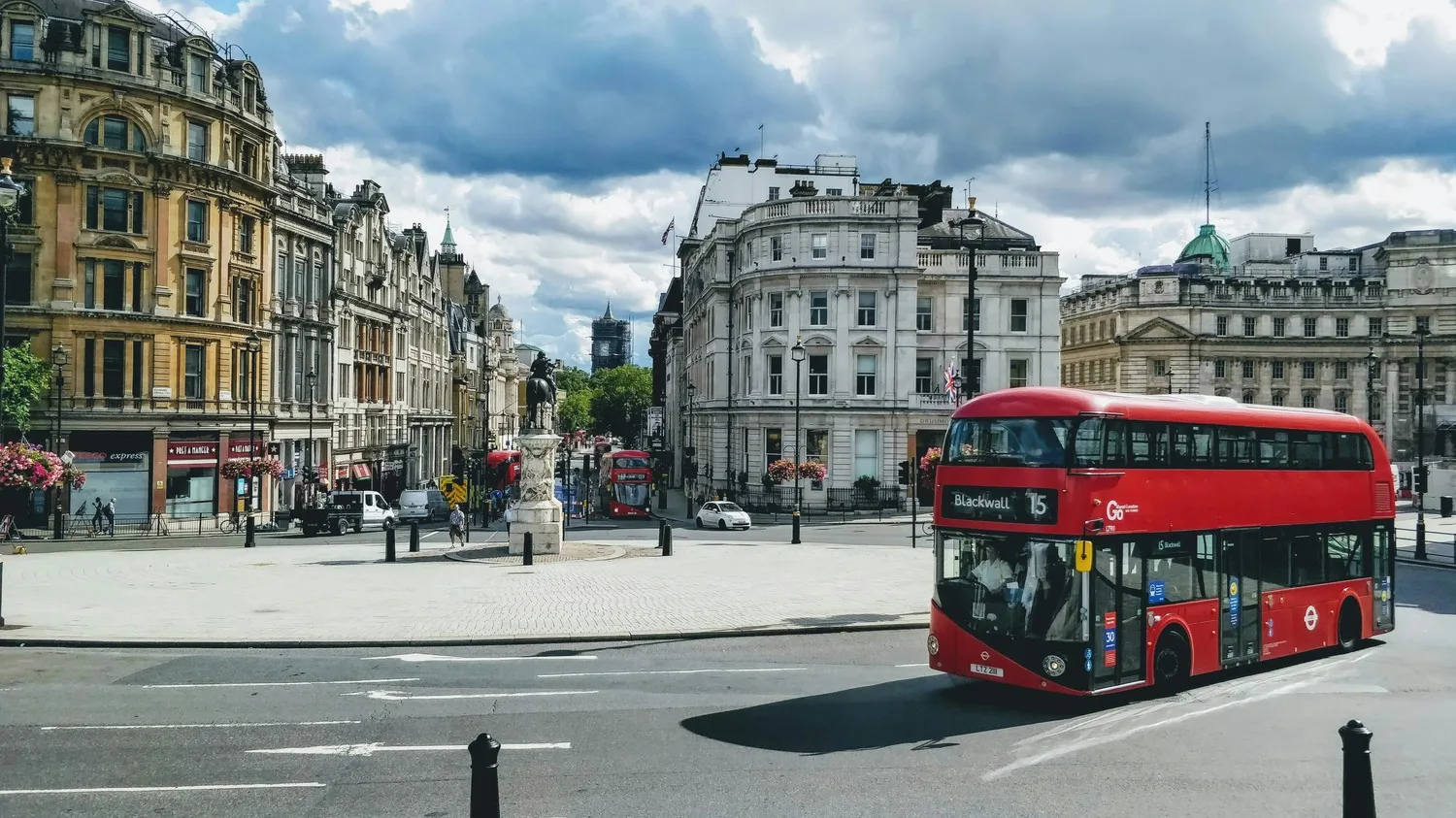 Vibram FiveFingersยฎ Takes London by Storm with Iconic Bus Advertising Campaign