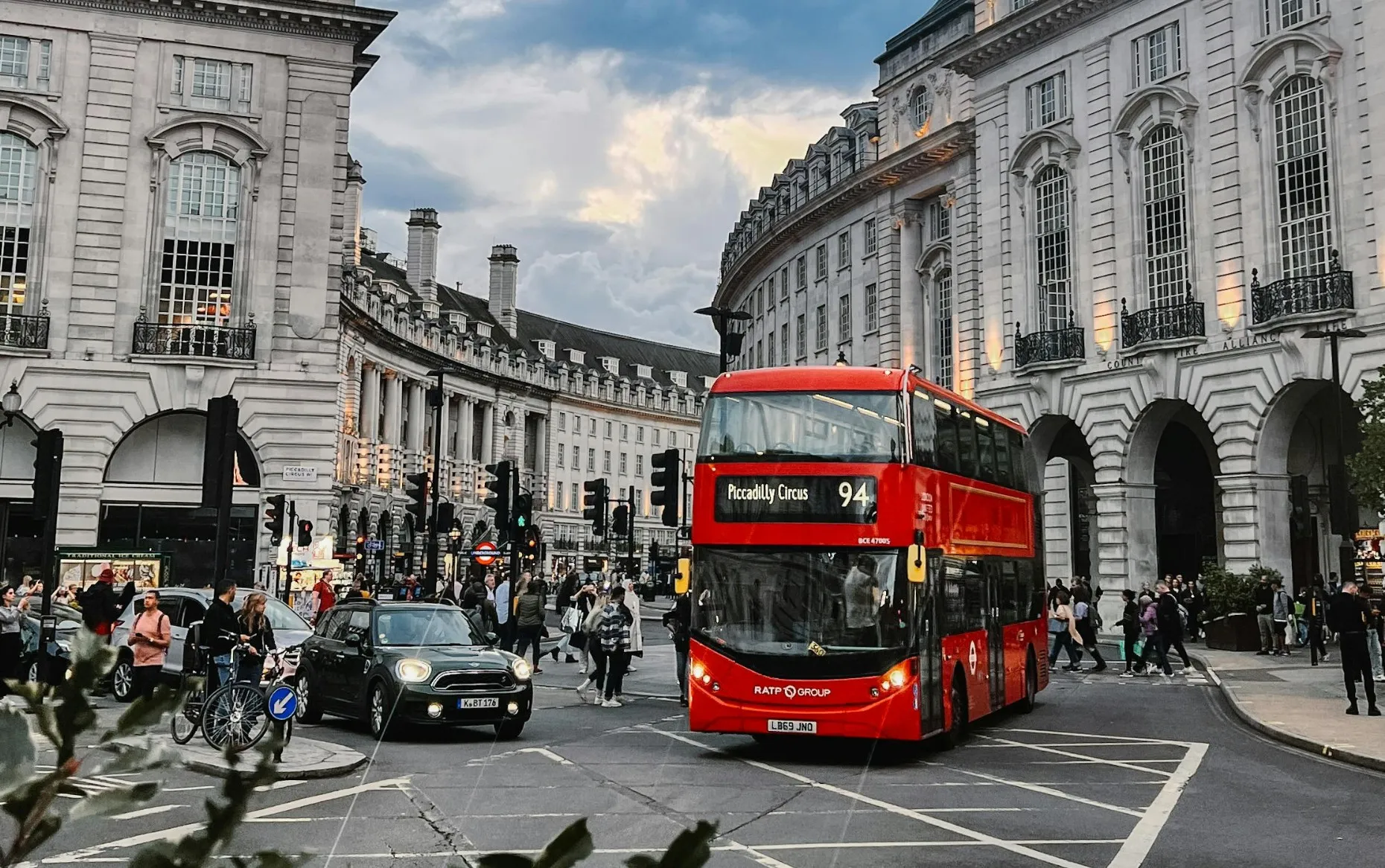 Fotozino Campaign Launches on Londonโs Buses: A Local App Revolutionised by Bus Streetliner Advertising